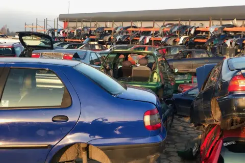 Stare auto: złomowanie, sprzedaż czy drugie życie? Poznaj opcje