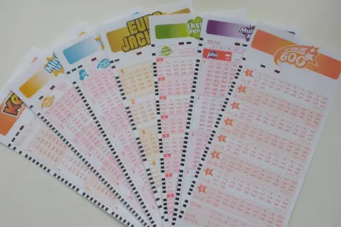 Kupony loterii Eurojackpot i innych gier losowych z zaznaczonymi liczbami.