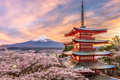 Piękna pagoda i kwitnące wiśnie przed górą Fudżi. W Japonii swastyka oznacza szczęście i pomyślność.