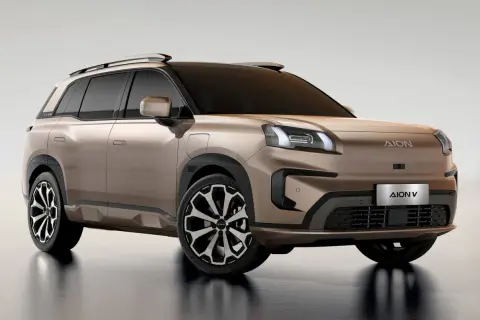 Elegancki, brązowy SUV AION V z nowoczesnymi światłami i felgami.