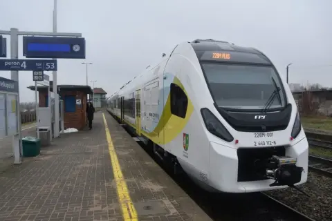 Szynobus PKP Gorzów czeka na peronie 4. Sprawdź rozkład jazdy i wyrusz w podróż!