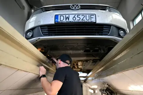 Mechanik sprawdza podwozie auta. Od 2026 r. warsztaty będą musiały raportować każdy wyciek płynów do bazy ochrony środowiska.