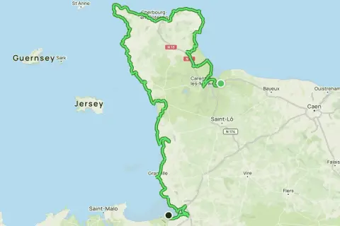 Carte d'un itinéraire cyclable longeant la côte de la Manche, passant par Cherbourg, Saint-Lô, Granville et Saint-Malo.