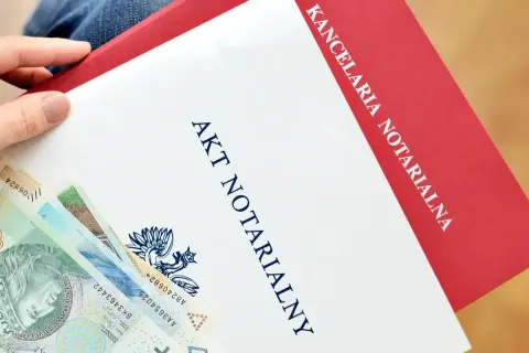 Akt notarialny i polskie banknoty. Dokument z pieczęcią kancelarii notarialnej, być może dotyczy pełnomocnictwa lub innej ważnej sprawy.