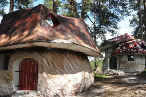 Två fantasifulla svamphus i en skogsmiljö. En magisk plats för unika upplevelser i Sverige.
