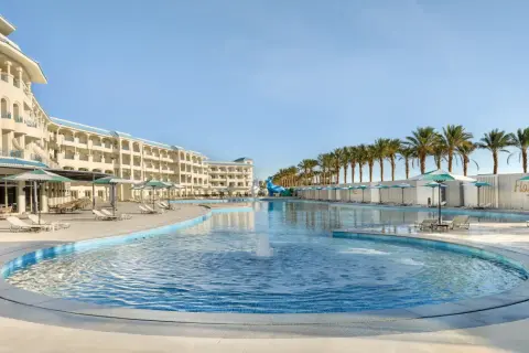 Super last minute Egipt! Hotel z basenem, palmami i leżakami. Idealne miejsce na relaks.