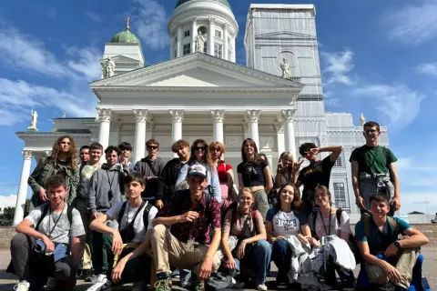 Grupa młodych ludzi pozuje przed Katedrą w Helsinkach, stolicy Finlandii.