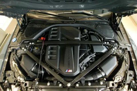 Silnik BMW M Power z widocznym systemem VANOS.