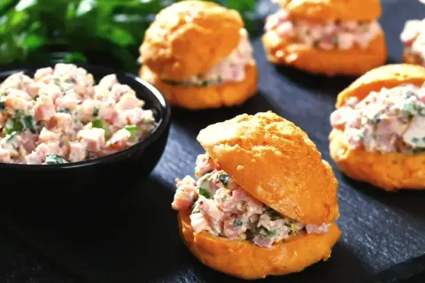 Pyszne kanapki do pracy z pastą jajeczną i szynką, idealne na szybki lunch.