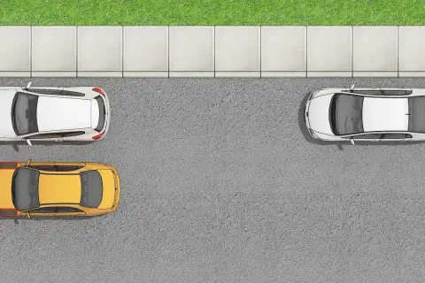 Steg 2: En gul bil står redo att lära sig hur man fickparkerar mellan en vit bil och trottoaren.