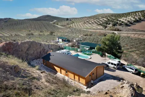En mi terreno urbano, puedo poner una casa de madera como esta, con piscina y vistas a olivos.