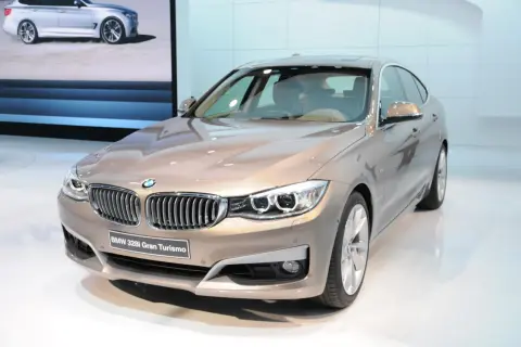 Elegancki, brązowy BMW 328i Gran Turismo (BMW F34) prezentowany na wystawie.