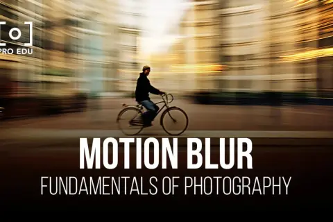 Une photo flou d'un cycliste en mouvement dans une ville, illustrant le concept de "Motion Blur".