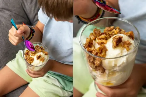 Ein Kind genießt ein Glas cremiges griechischer joghurt eis ohne eismaschine, garniert mit Honig und Nüssen.