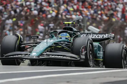 Coche Aston Martin en acción durante los entrenamientos libres GP Hungría F1.