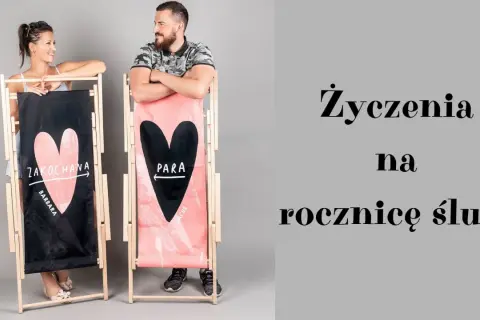 Para zakochanych przy leżakach z sercami. Idealne życzenia na rocznicę ślubu dla Barbary i Jacusa.