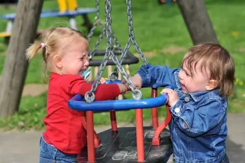 Plac zabaw w szkole: jak księgować? KŚT, amortyzacja, darowizny