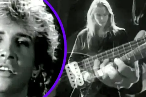 Młody muzyk z burzą blond włosów, jak zagubiony syn, gra na gitarze basowej.