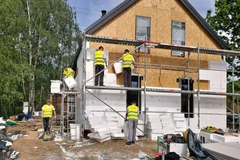 Ocieplenie domu drewnianego: Poradnik krok po kroku i koszty 2026