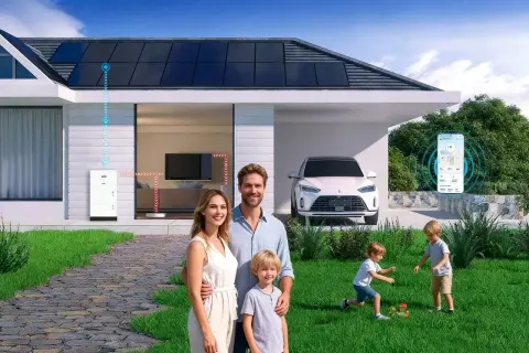 Famiglia felice davanti a casa con pannelli solari e sistema di accumulo. Gestione energetica intelligente con il fotovoltaico virtuale, visibile da smartphone.