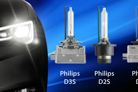 Reflektor bi-ksenonowy świeci jasno. Obok trzy żarówki Philips: D3S, D2S, D8S.