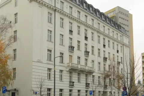 Elegancki biały budynek w Warszawie, gdzie mógł zamieszkać ktoś, kto kupił najdroższy apartament w warszawie w ostatnim kwartale.