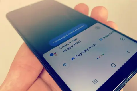 Jak włączyć wyszukiwanie głosowe na urządzeniach Android, iOS i Windows