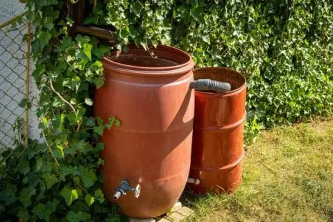 Zbiornik na deszczówkę DIY: Prosty sposób na oszczędności!