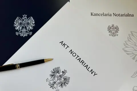Akt notarialny z piórem i godłem Polski.