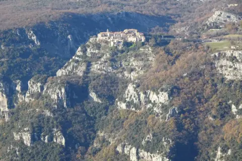 Village perché sur un éperon rocheux, dominant un paysage de falaises et de forêts. Le pic des Courmettes offre une vue spectaculaire.