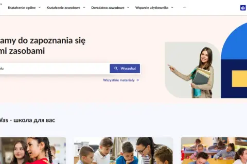 Uśmiechnięta studentka z książkami wskazuje na pole wyszukiwania na stronie platformy edukacyjnej.
