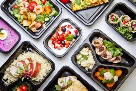 Catering dietetyczny vs. gotowanie: Co się bardziej opłaca?