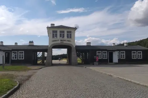 Brama z napisem "Arbeit Macht Frei" w Gross-Rosen. Cennik wstępu do muzeum jest dostępny online.