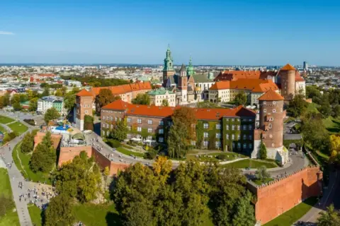 Wawel, jeden z najważniejszych zabytków i muzeów w Polsce, w otoczeniu zieleni i miasta.