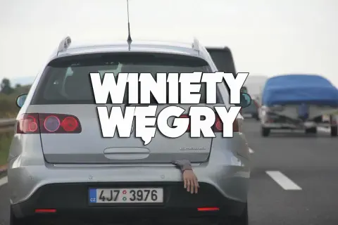 Winiety Węgry: samochód na autostradzie z ręką wystającą z bagażnika.