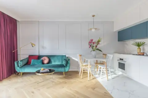 Nowoczesny salon z turkusową kanapą i jadalnią, inspiracja dla najpopularniejszych stylów aranżacji wnętrz.