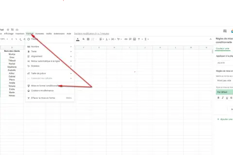 Dans Google Sheets, le menu "Format" permet d'accéder à "Mise en forme conditionnelle" pour étendre la formule.