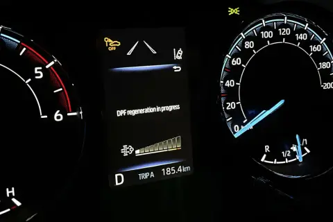 Na desce rozdzielczej świeci się kontrolka "DPF regeneration in progress". Zastanawiasz się, ile kosztuje komputerowe wypalanie DPF?