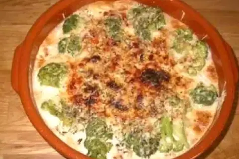 Un délicieux gratin de brocolis crémeux et gratiné, prêt à être dégusté.