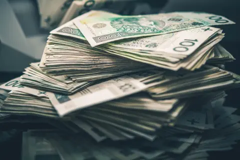 Góra stosu polskich banknotów 100 zł. Taka ilość pieniędzy to dla wielu osób symbol zadośćuczynienia i spełnienia marzeń.