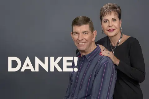 Joyce Meyer und ihr Mann Dave lächeln dankbar. Sie ist eine bekannte christliche Rednerin und Autorin.