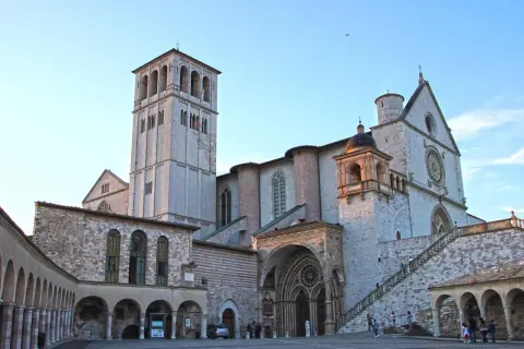 Basilica di San Francesco ad Assisi, un luogo imperdibile per scoprire cosa vedere in Umbria. La sua maestosa architettura domina la piazza.