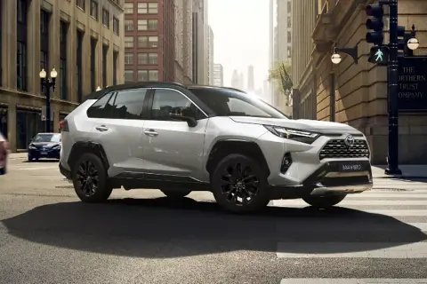 Toyota RAV4 Hybrid: Ceny, koszty, finansowanie. Czy warto kupić?