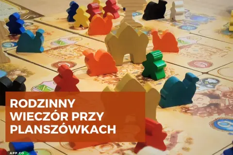 Kolorowe pionki na planszy, idealne na rodzinny wieczór przy planszówkach.