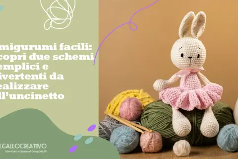 Coniglietto all'uncinetto con tutù rosa, circondato da gomitoli colorati. Scopri schemi gratis per uncinetto per bambini.