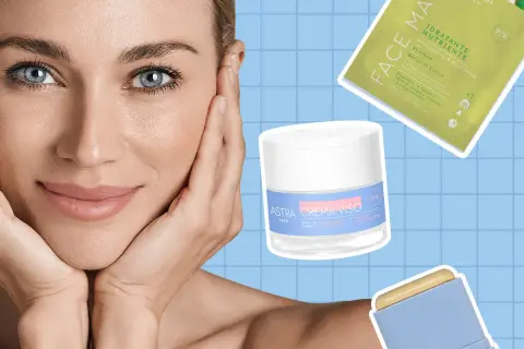 Donna con mani sul viso, circondata da prodotti Astra per la cura della pelle, per una skin longevity radiosa.
