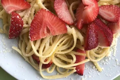 Makaron z truskawkami i parmezanem. Nietypowe połączenie smaków, które zaskakuje.