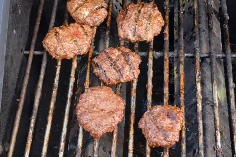 Jak zrobić kotlet na hamburgera, który zachwyci Twoich gości