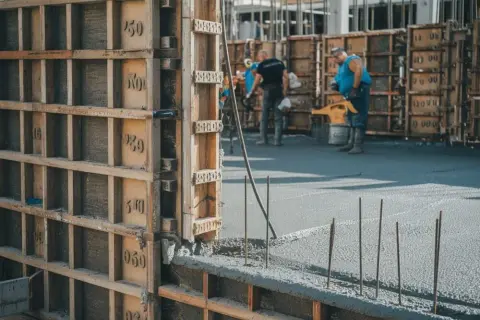Kiedy rozszalować strop? Kluczowe czynniki wpływające na decyzję