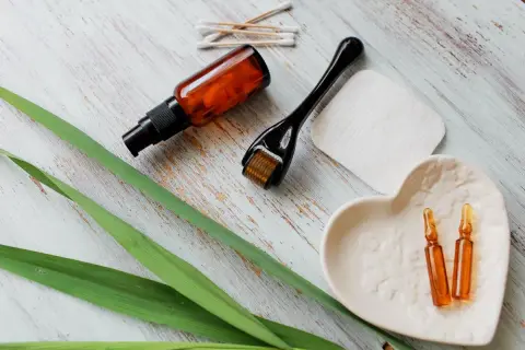 Zestaw do pielęgnacji: roller, ampułki z serum, waciki. Zastanawiasz się retinol co to? To składnik odmładzający skórę.